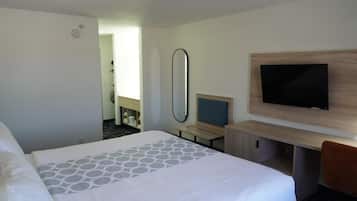 Suite | Desk, blackout drapes, iron/ironing board, free WiFi