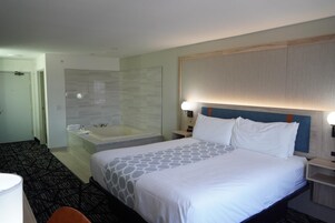 Escritorio, cortinas blackout y tabla de planchar con plancha 