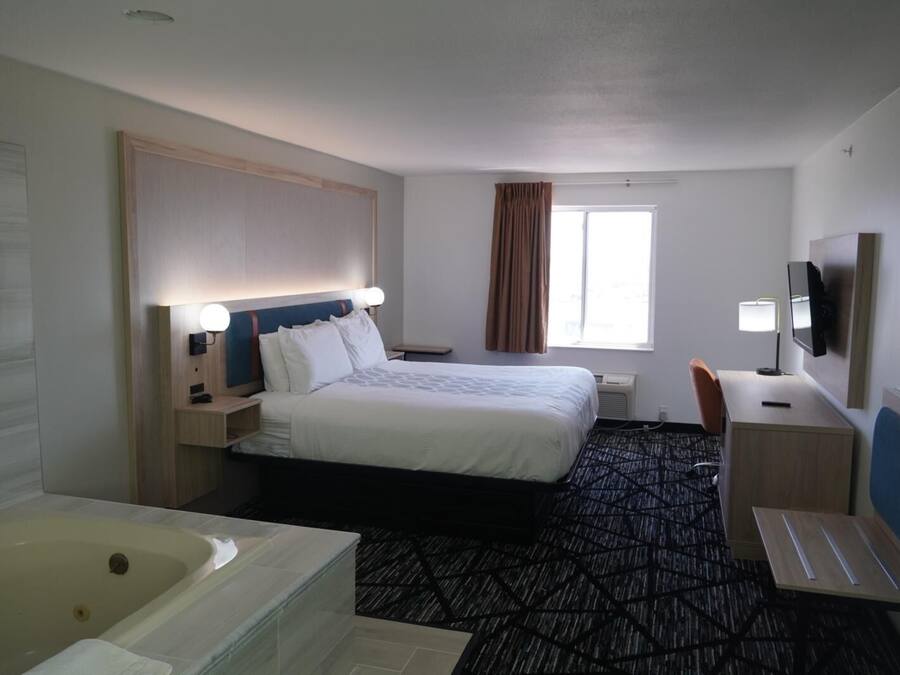 Suite monolocale Junior | Una scrivania, tende oscuranti, ferro/asse da stiro, Wi-Fi gratuito