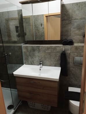 Produtos de toalete grátis, secador de cabelo, roupões de banho 