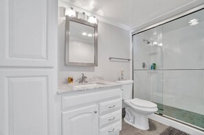 Badewanne, Haartrockner, Handtücher, Seife