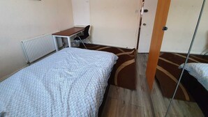 3 bedrooms, WiFi (free) - three bedroom house (Coventry)