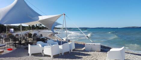 Vlak bij het strand, ligstoelen