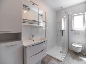 Ensemble douche/baignoire, sèche-cheveux, serviettes fournies, savon