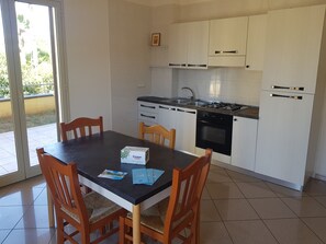 อพาร์ทเมนท์, 1 ห้องนอน, ชั้นล่าง | Wi-Fi ฟรี, ผ้าปูที่นอน