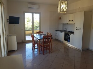 Apartment, 1 Schlafzimmer, Erdgeschoss | Kostenloses WLAN, Bettwäsche