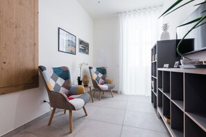 Chambre Standard double ou avec lits jumeaux, balcon | Aire de séjour | Téléviseur