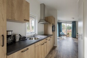 Full-size fridge, microwave, oven, stovetop - Vakantiepark Fort den Haak (Vrouwenpolder)