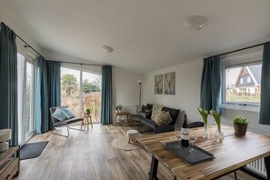 50-cm flat-screen TV with digital channels, TV - Vakantiepark Fort den Haak (Vrouwenpolder)