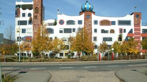 Un bâtiment moderne doté de nombreuses fenêtres et d’un dôme bleu caractéristique.