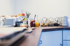 Se ofrece un desayuno bufé todos los días (por un coste adicional)