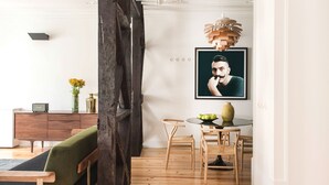 Un espace repas comprenant une table en bois, des chaises et un luminaire décoratif au plafond.