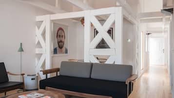 Design Apartment, 2 Bedrooms, River View (6.2) | Opholdsområde | 43-tommers fladskærms-tv med digitale kanaler, tv, iPod-dockingstation