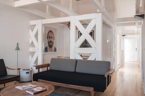 Design Apartment, 2 Bedrooms, River View (6.2) | Wohnbereich | 43-Zoll-Flachbildfernseher mit Digitalempfang, Fernseher