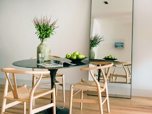 Apartment, 2 Bedrooms, River View (5.2) | Private kitchenette | Fridge, microwave, oven, stovetop - Madalena Orquídea Living (Lisbon)