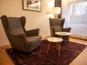 Hypo-allergenic bedding, desk, laptop workspace, soundproofing - Hotel Quellenhof - Self-Check-in (Bad Urach)