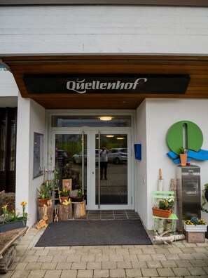A building entrance with a sign reading "Quellenhof". - Hotel Quellenhof Bad Urach (Bad Urach)