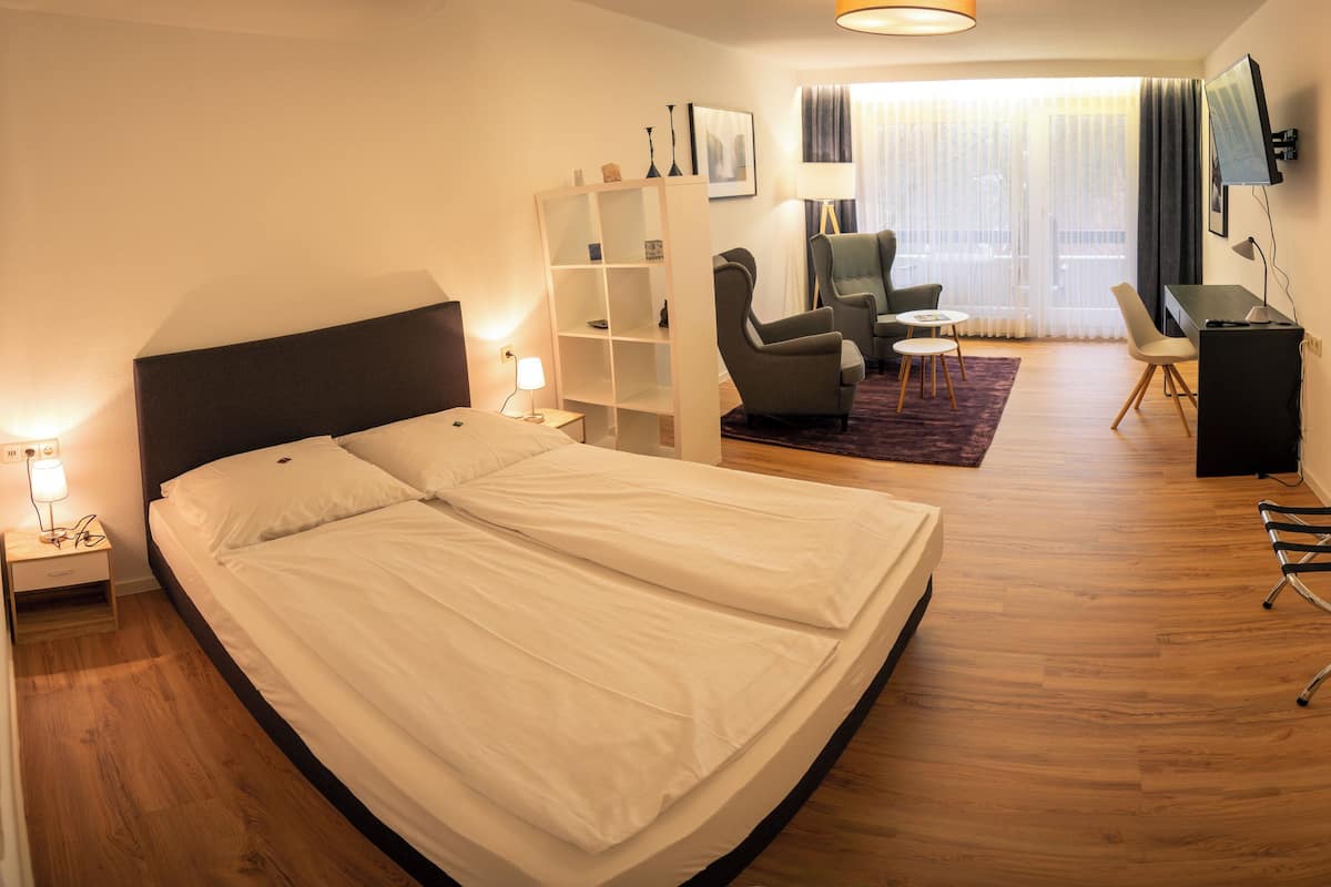 1 habitación, ropa de cama hipoalergénica y escritorio