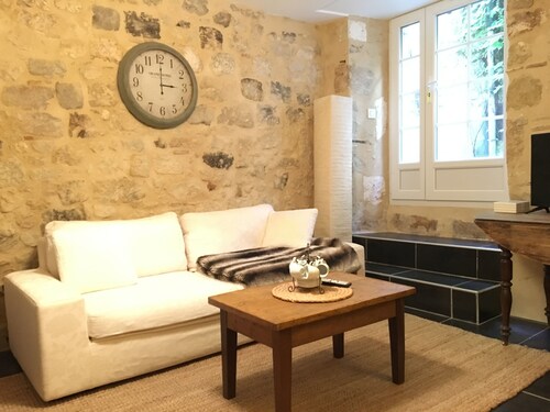 PRETTY HOUSE IN THE CITY CENTER OF EYMET