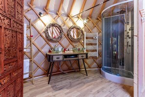 Tienda (La yourte aux fruits) | Baño | Artículos de higiene personal gratuitos, secador de pelo y toallas