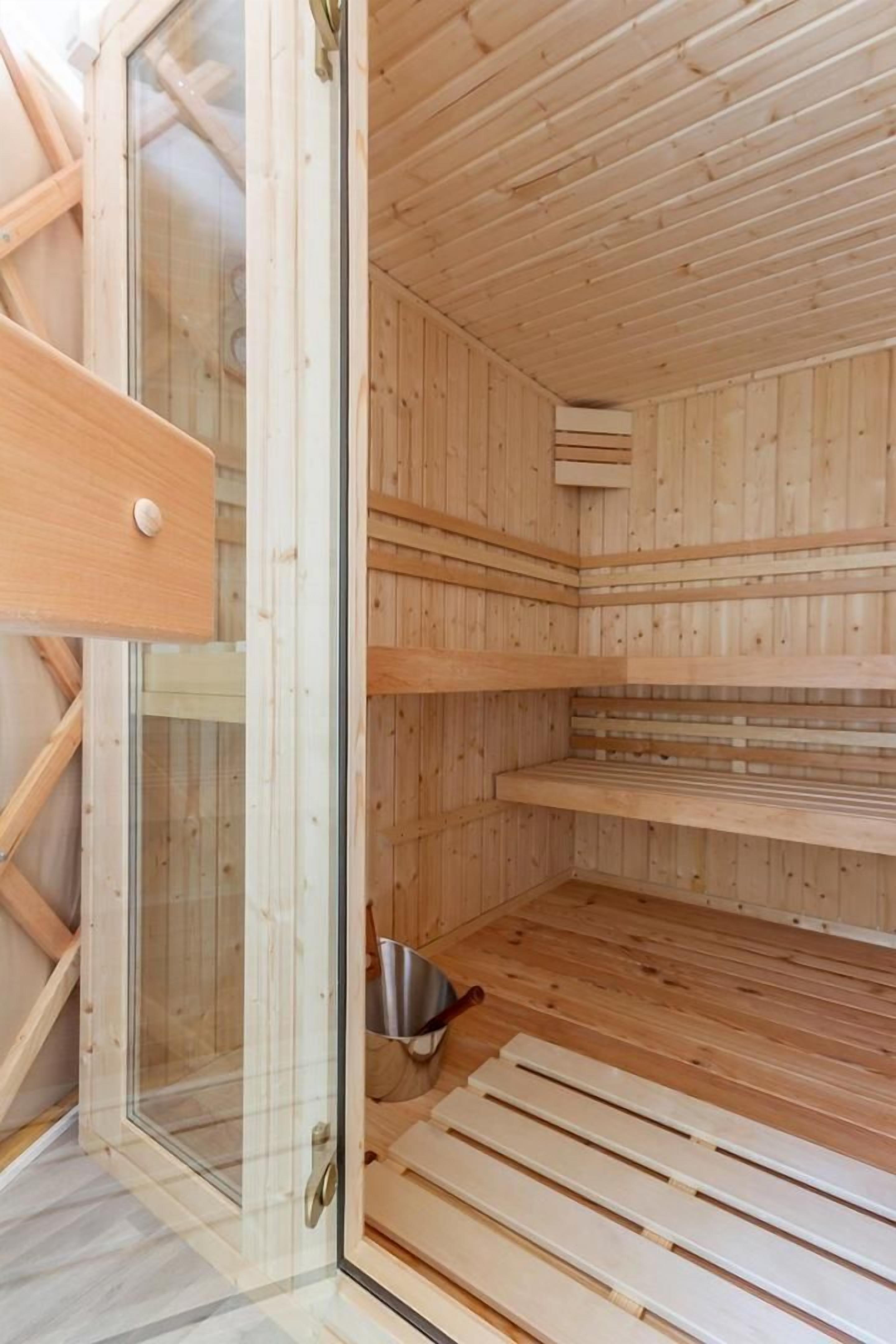 Un cuarto de sauna con paredes y bancos de madera.