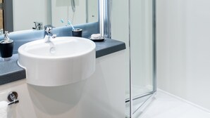 Bathroom shower - Little Patrick Street - Campus Accommodation (Belfast)