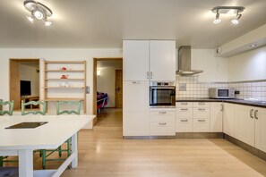 Réfrigérateur, micro-ondes, four, lave-vaisselle