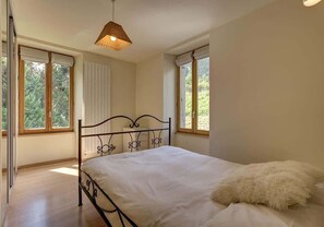 3 bedrooms, iron/ironing board, free WiFi, bed sheets
