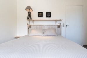 1 slaapkamer, een strijkplank/strijkijzer, wifi, beddengoed
