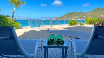 Plage, chaises longues, serviettes de plage