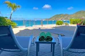 På stranden, solstolar och strandhanddukar