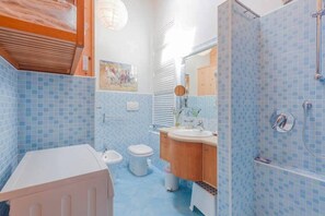 Dusche, Haartrockner, Bidet, HandtĂŒcher