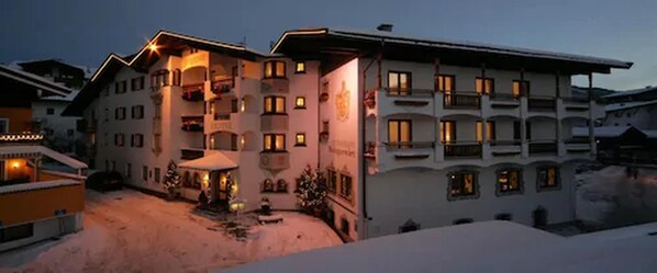 Front of property – evening/night - Hotel Metzgerwirt (Kirchberg in Tirol)