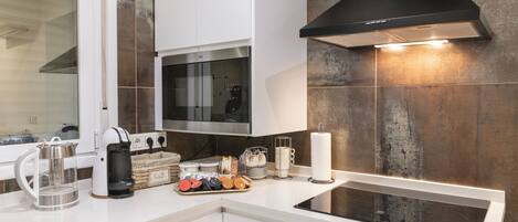 Réfrigérateur, micro-ondes, four, plaque de cuisson