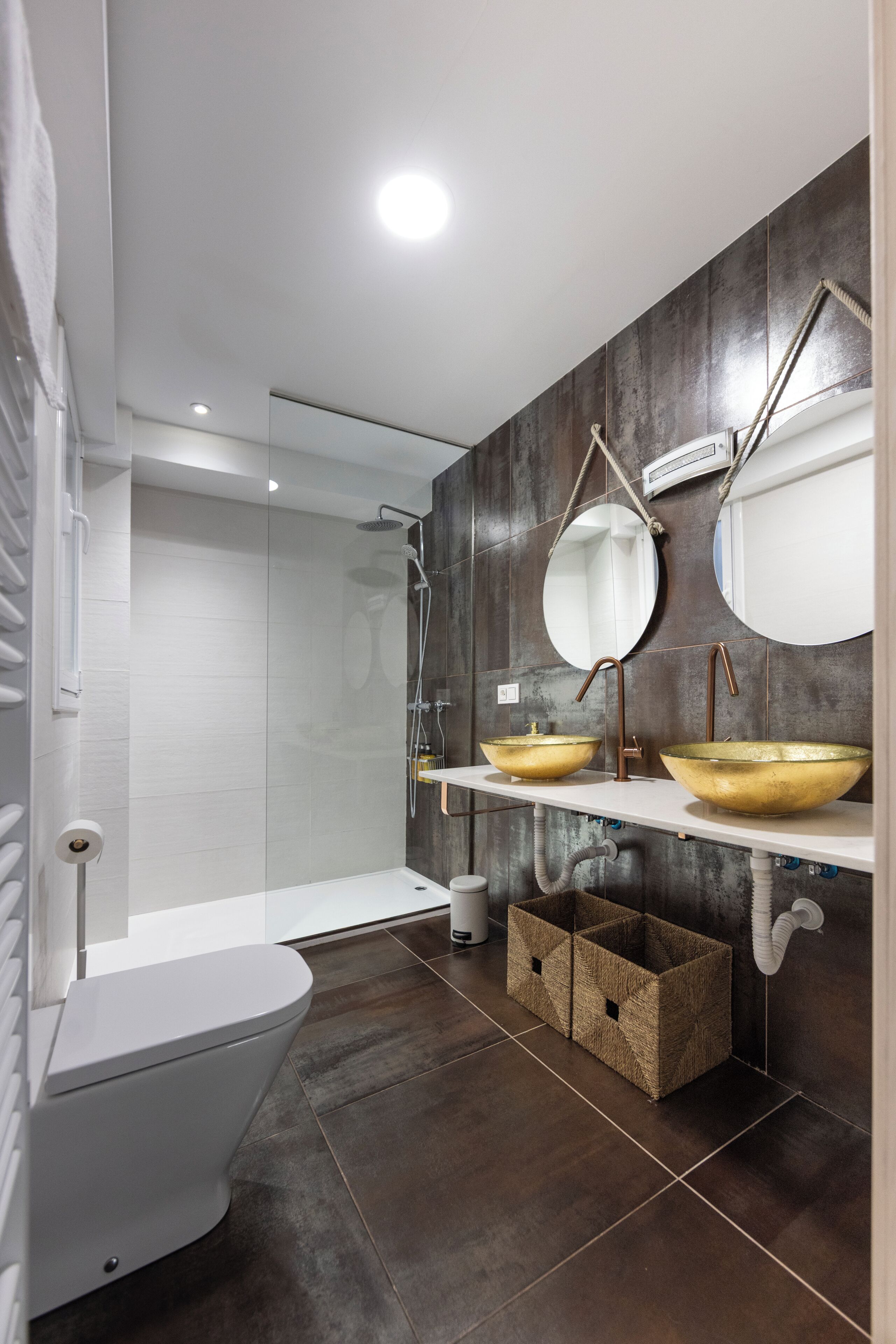 Douche, sèche-cheveux, serviettes fournies, savon