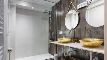 淋浴设施、吹风机、毛巾、肥皂