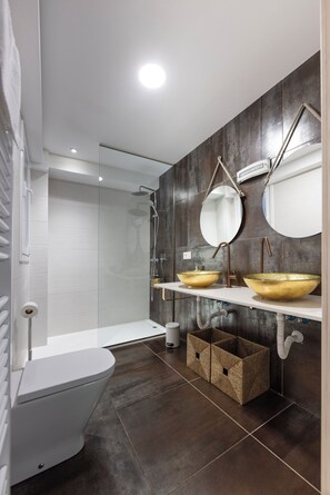 Dusch, hårtork, handdukar och tvål