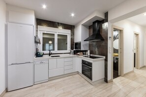 Jääkaappi, mikroaaltouuni, uuni, liesi