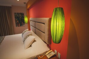 Habitación ejecutiva, 1 cama King size | Espacio para trabajar con laptop y tabla de planchar con plancha