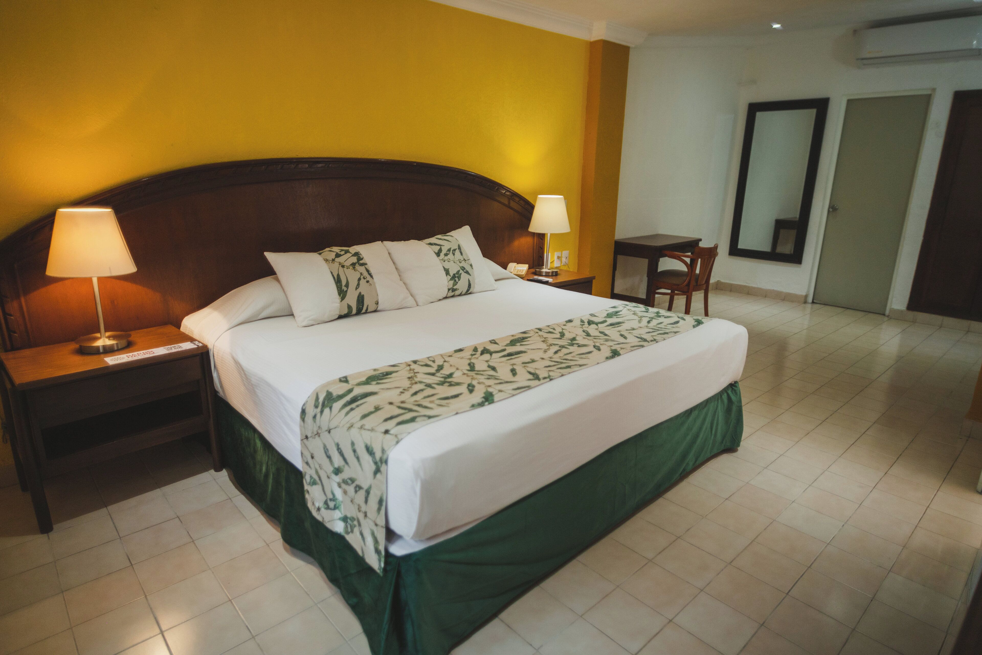 Habitación ejecutiva, 1 cama King size | Espacio para trabajar con laptop y tabla de planchar con plancha 