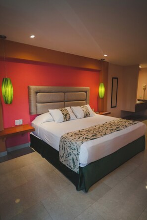 مساحة عمل للكمبيوتر المحمول ومكواة/لوح كي وواي فاي مجانًا وملاءات أسرّة