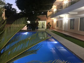 Una piscina al aire libre, sombrillas