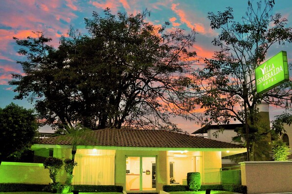 واجهة المنشأة - في المساء/الليل