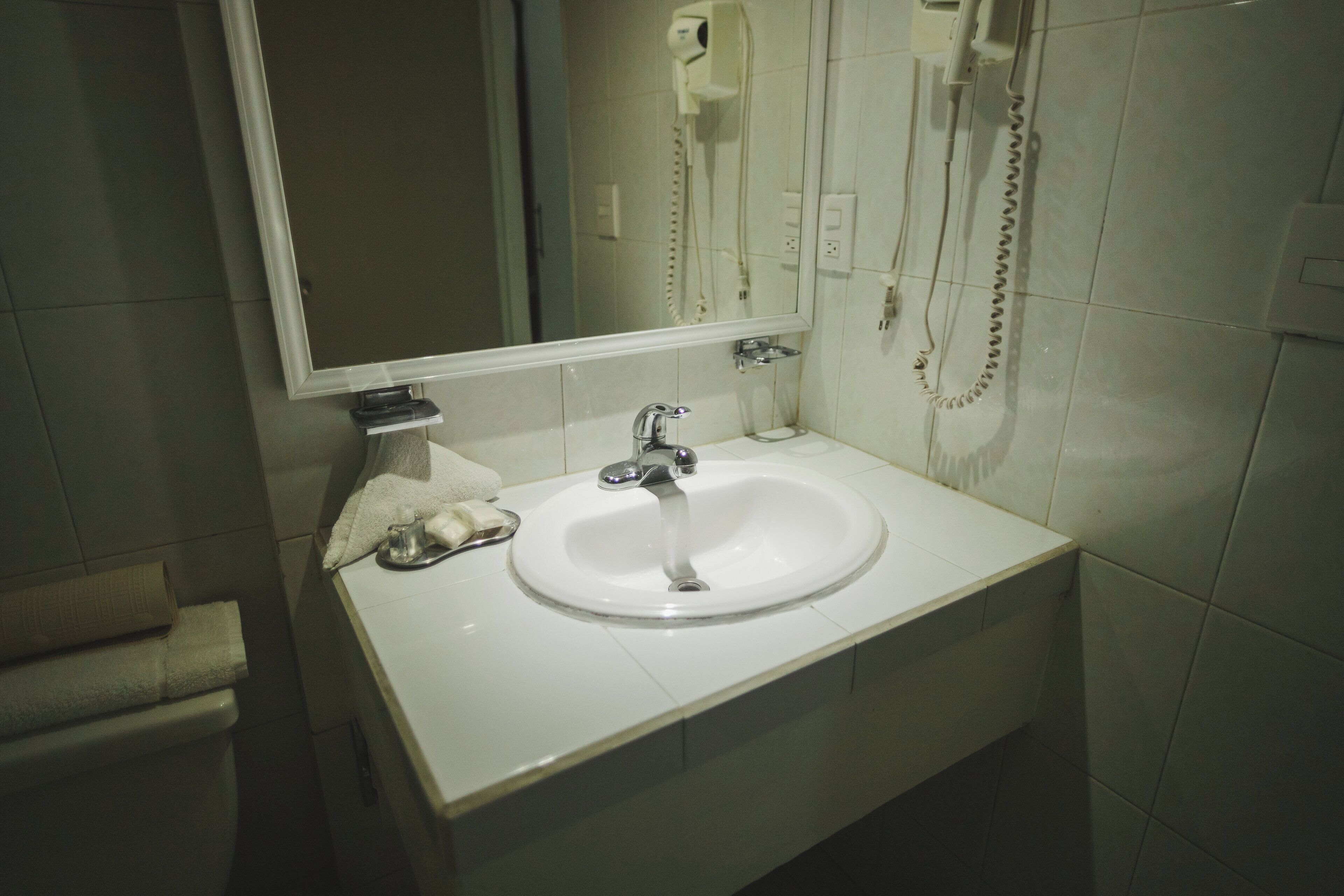 executive room, 1 king bed | bathroom | shower, rainfall showerhead, hair dryer, towels