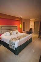 Espacio para trabajar con laptop y tabla de planchar con plancha 