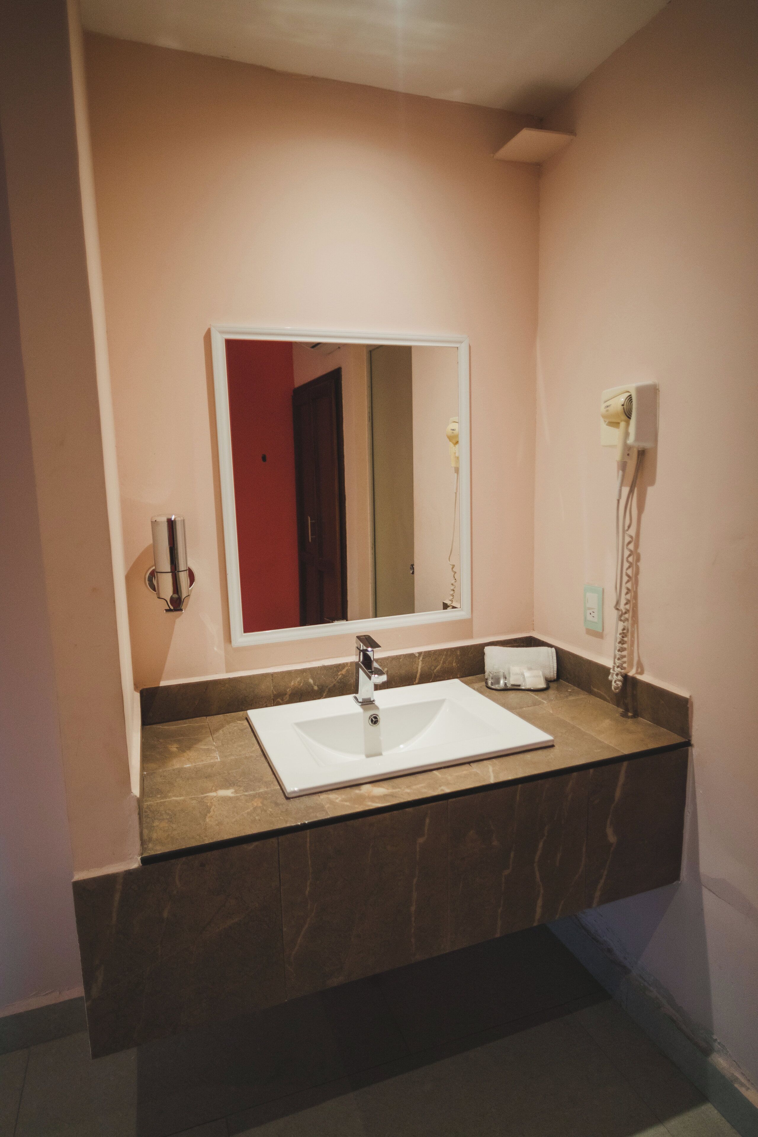 executive room, 1 king bed | bathroom | shower, rainfall showerhead, hair dryer, towels