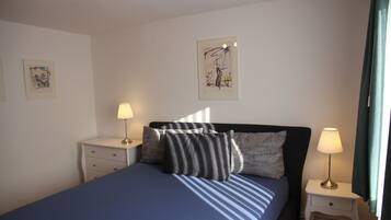 2 bedrooms, travel cot, free WiFi, bed sheets
