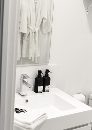 Dusche, Haartrockner, Handtücher, Seife