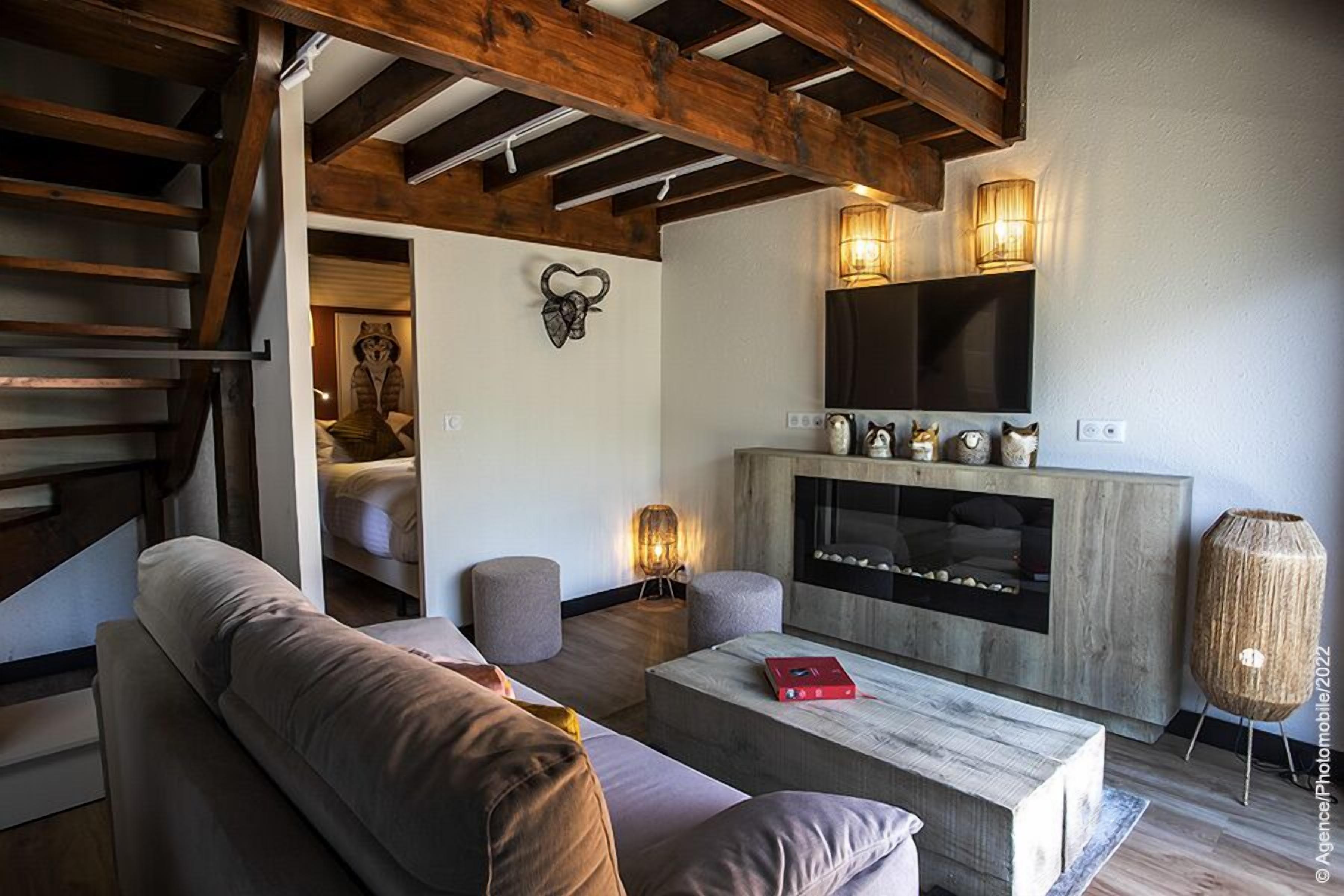 Superior chalet, 2 slaapkamers, uitzicht op bergen | Woonruimte | Een 30-cm televisie met kabelzenders en een open haard