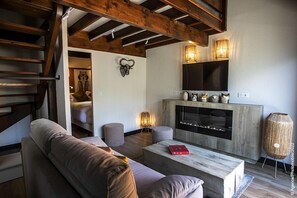 高级木屋, 2 间卧室, 山景 | 起居区 | 30-厘米电视 （配备有线频道）、壁炉